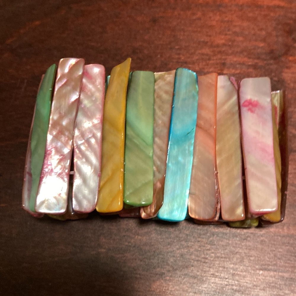 Multi-dyed shell stretch bracelet - Picture 2 of 4